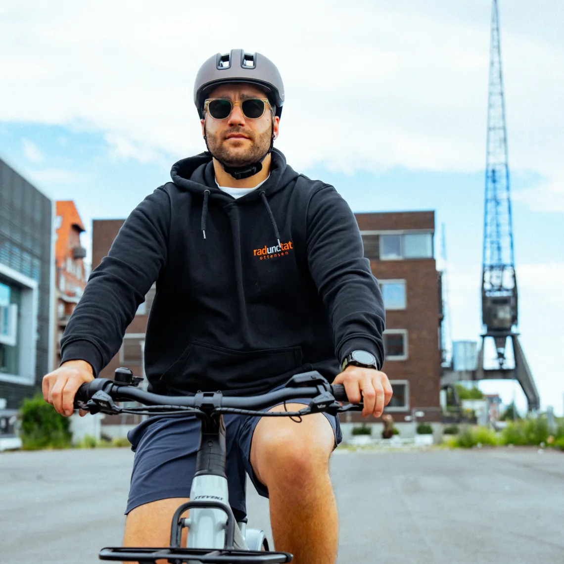 Mann auf Fahrrad fährt auf Kamera zu | Rad und Tat