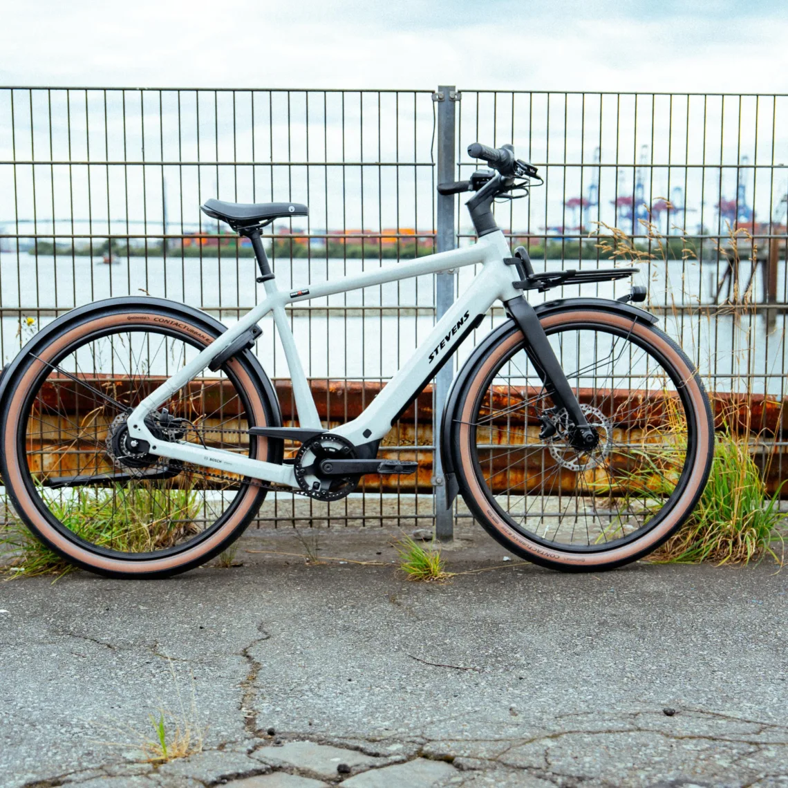 Fahrrad am Zaun | Rad und Tat